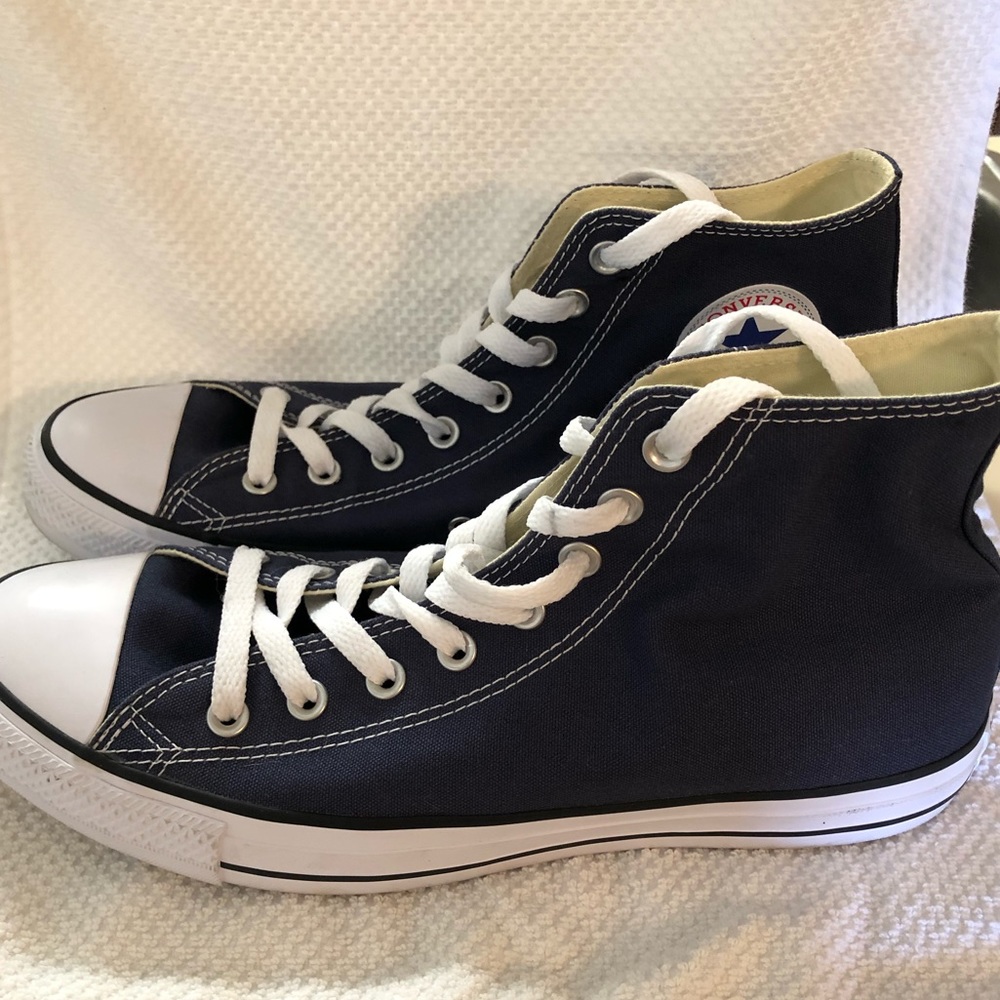 Men’s navy high top converse